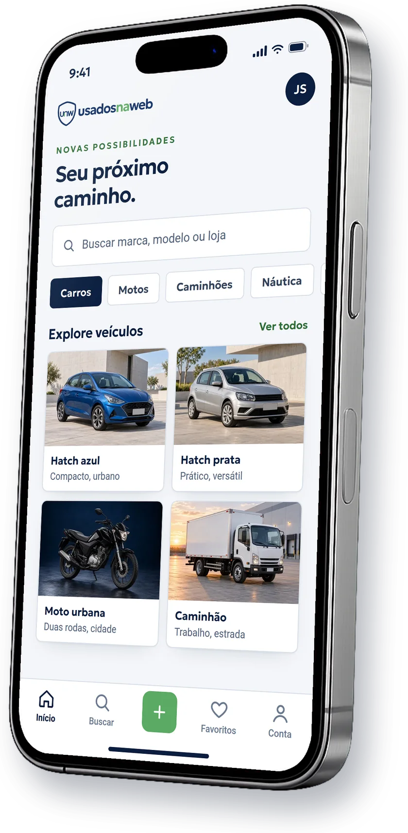 Celular inclinado mostrando a tela inicial do aplicativo UsadosNaWeb, com busca, categorias e quatro veículos de exemplo